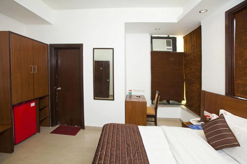 Treebo Mall View, Dlf Phase II Gurgaon Bagian luar foto